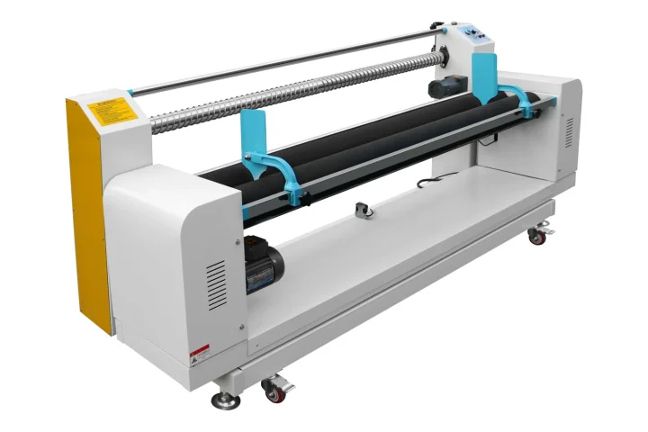 Máquina multifuncional de inspeção de tecidos com alinhamento automático das bordas – 1900 mm de largura do rolo; equipamento completo de inspeção e enrolamento de tecidos com correção automática de desvio por infravermelho