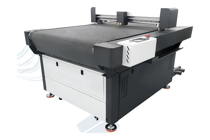 Máquina de corte e vinco com plataforma rolante FC7090U – Equipamento completo de corte e vinco com posicionamento por câmera, extração automática de contornos e fixação a vácuo