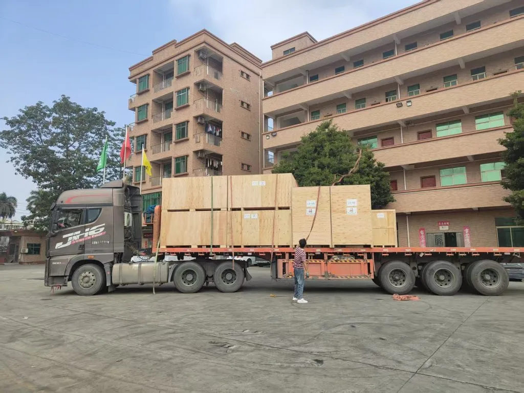 Actual photos of the loading process for an export order to India; the entire unit was packed and reinforced according to export standards before being loaded onto the truck for shipment.