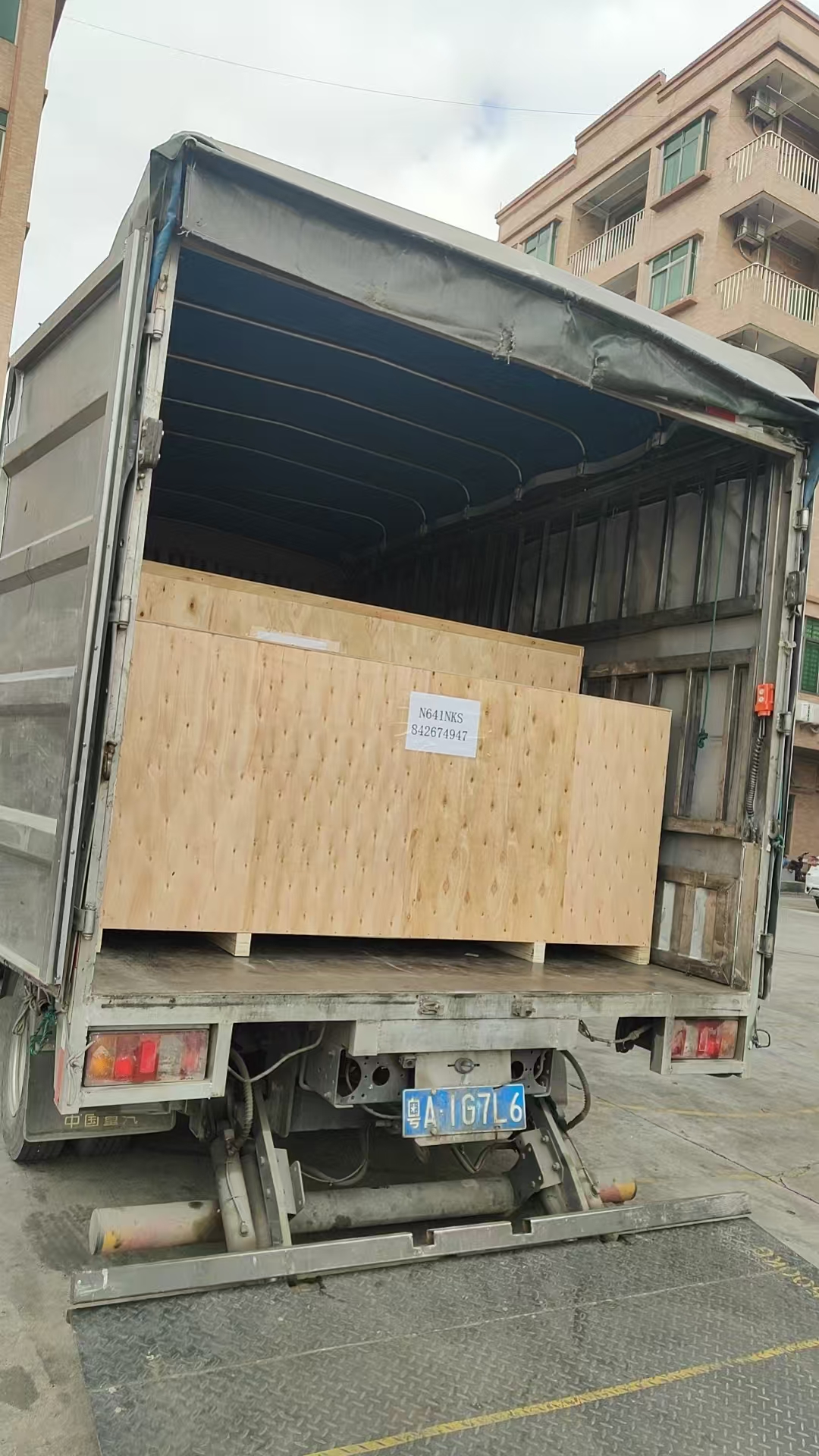 Aktuální fotografie kontejnerů s exportními objednávkami, které se právě plní – zařízení se do kontejnerů nakládá v pořadí a je řádně upevněno a zajištěno