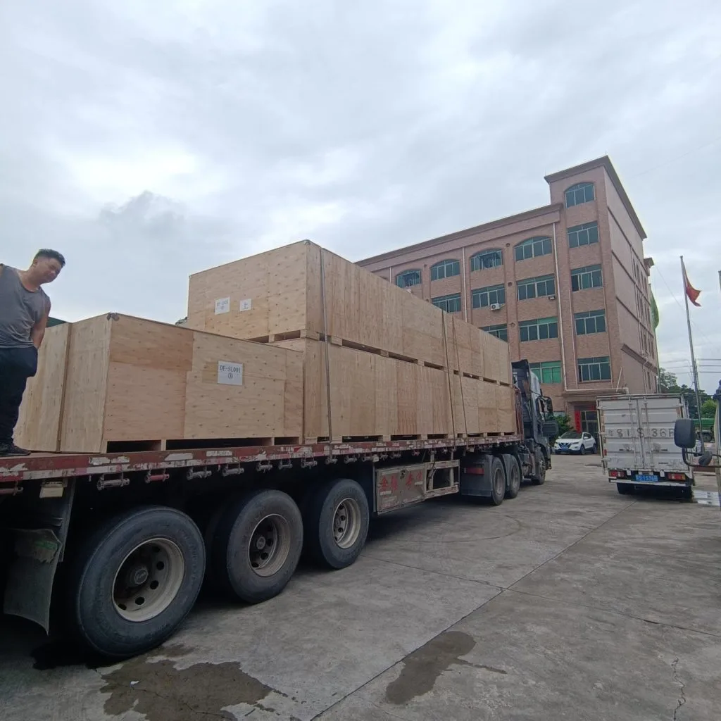 Actual photos of the order for Shenzhen being loaded onto the truck; after passing the final inspection, the equipment was packed, secured, and loaded onto the truck for shipment on schedule.