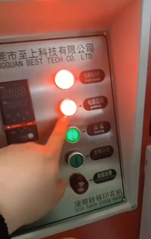 Operators view and adjust the operating status of the sublimation drum machine on the control panel.